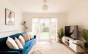 Surrey Stays - 2 Bedroom House, Rh1, Contractors Welcome, Sleeps 5 Max, 2 Parking Spaces, Near Town Centre, Train Station And Gatwick Airport