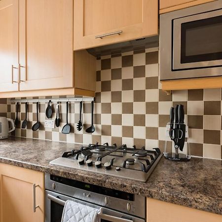 Surrey Stays - 2 Bedroom House, Rh1, Contractors Welcome, Sleeps 5 Max, 2 Parking Spaces, Near Town Centre, Train Station And Gatwick Airport Redhill  Exterior photo