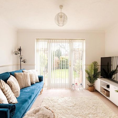 Surrey Stays - 2 Bedroom House, Rh1, Contractors Welcome, Sleeps 5 Max, 2 Parking Spaces, Near Town Centre, Train Station And Gatwick Airport Redhill  Exterior photo