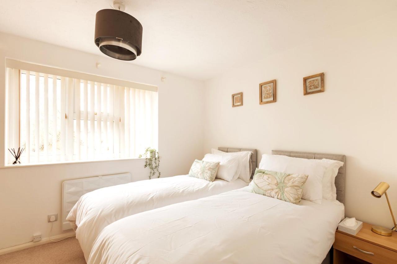 Surrey Stays - 2 Bedroom House, Rh1, Contractors Welcome, Sleeps 5 Max, 2 Parking Spaces, Near Town Centre, Train Station And Gatwick Airport Redhill  Exterior photo
