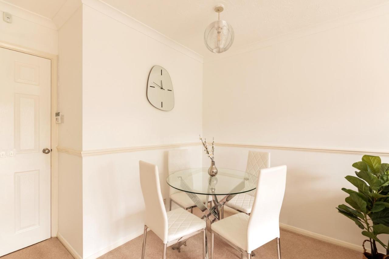 Surrey Stays - 2 Bedroom House, Rh1, Contractors Welcome, Sleeps 5 Max, 2 Parking Spaces, Near Town Centre, Train Station And Gatwick Airport Redhill  Exterior photo