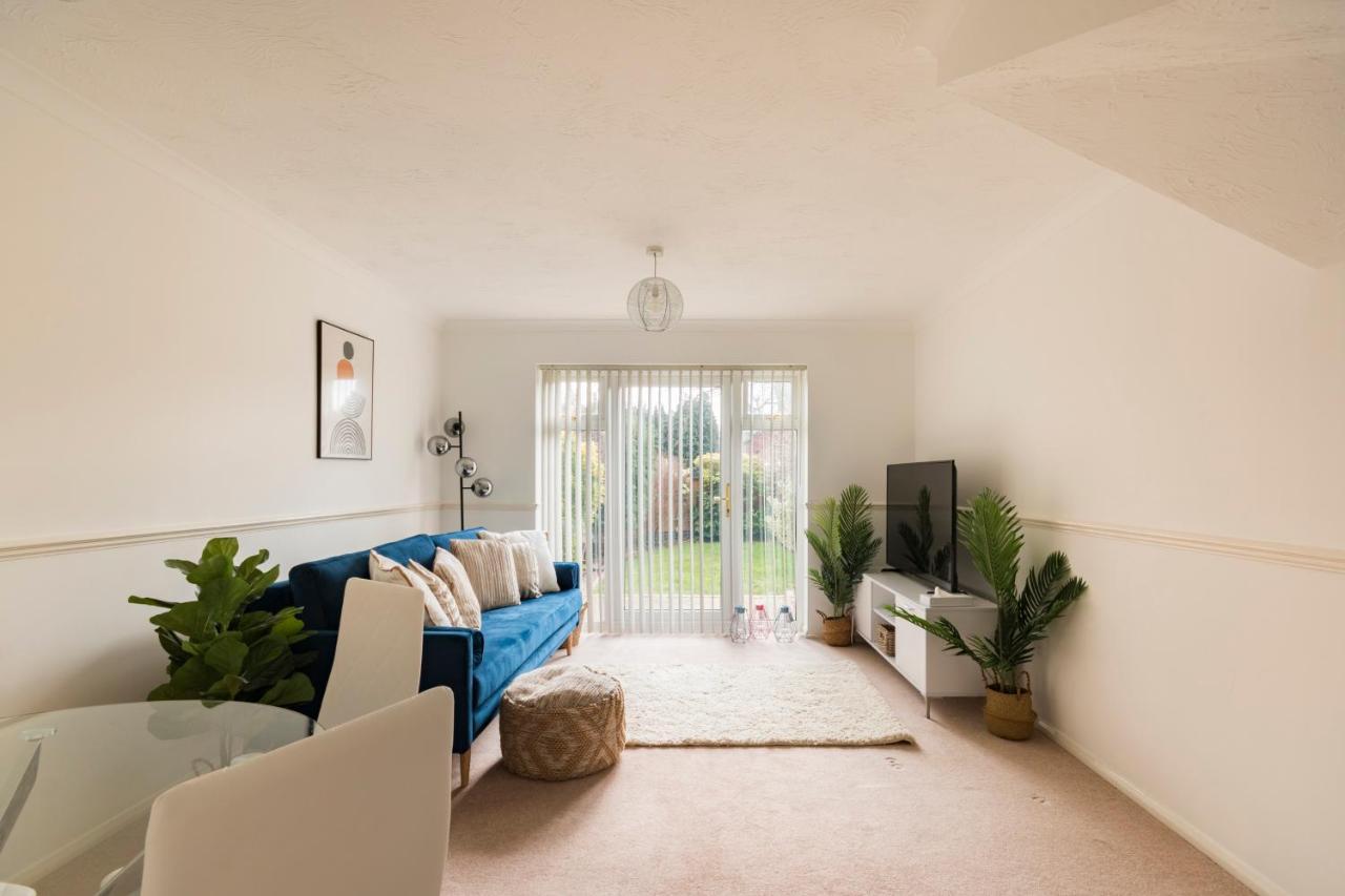 Surrey Stays - 2 Bedroom House, Rh1, Contractors Welcome, Sleeps 5 Max, 2 Parking Spaces, Near Town Centre, Train Station And Gatwick Airport Redhill  Exterior photo