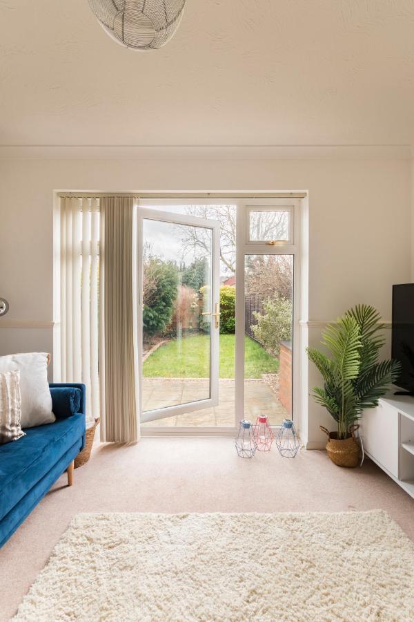 Surrey Stays - 2 Bedroom House, Rh1, Contractors Welcome, Sleeps 5 Max, 2 Parking Spaces, Near Town Centre, Train Station And Gatwick Airport Redhill  Exterior photo
