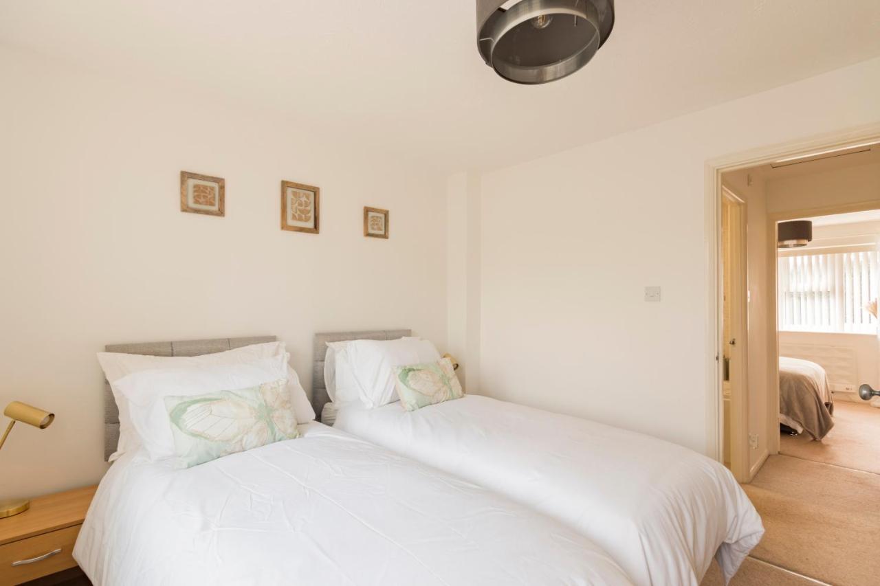 Surrey Stays - 2 Bedroom House, Rh1, Contractors Welcome, Sleeps 5 Max, 2 Parking Spaces, Near Town Centre, Train Station And Gatwick Airport Redhill  Exterior photo
