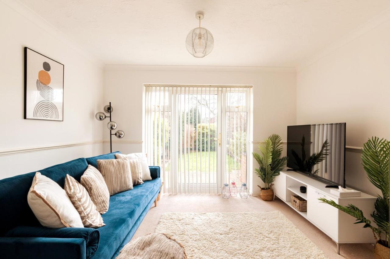Surrey Stays - 2 Bedroom House, Rh1, Contractors Welcome, Sleeps 5 Max, 2 Parking Spaces, Near Town Centre, Train Station And Gatwick Airport Redhill  Exterior photo