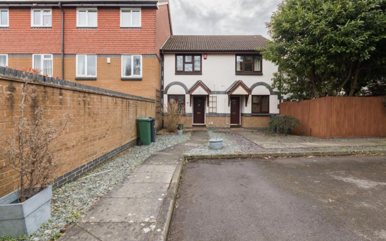 Surrey Stays - 2 Bedroom House, Rh1, Contractors Welcome, Sleeps 5 Max, 2 Parking Spaces, Near Town Centre, Train Station And Gatwick Airport Redhill  Exterior photo